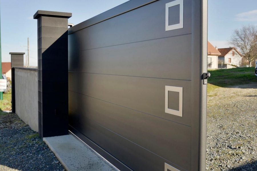 Portail en aluminium laqué gris anthracite portail coulissant motorisé avec motifs et panneau plein