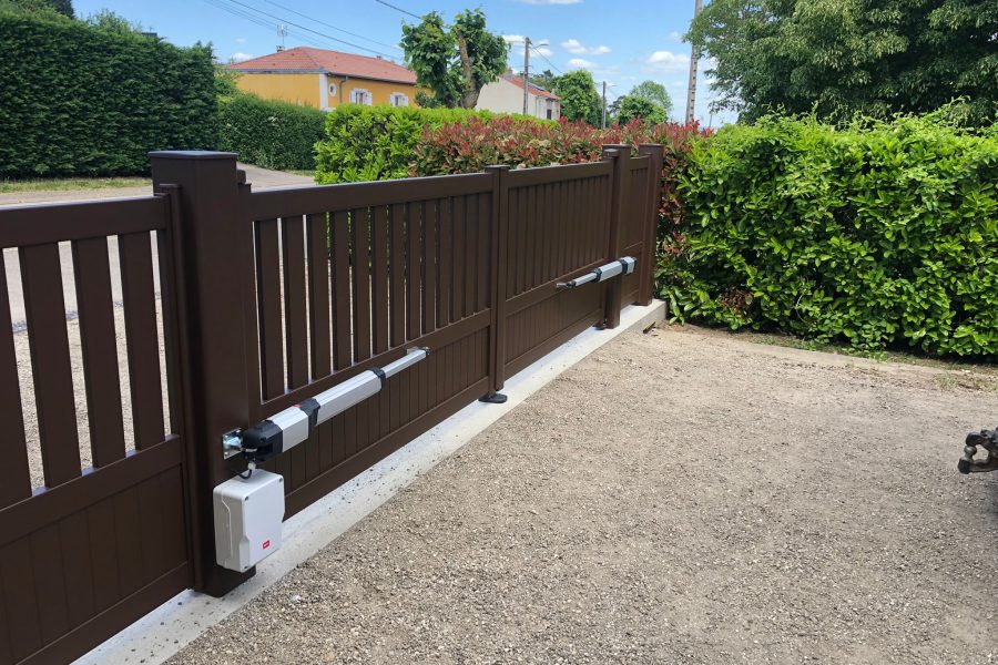 Portail en aluminium laqué brun avec battant 2 vantaux motorisés