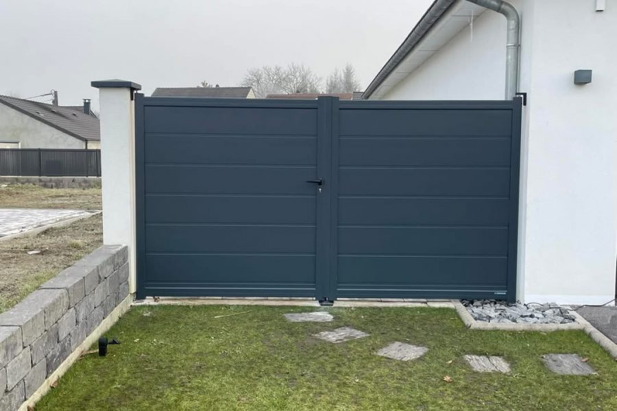 Portail en aluminium laqué gris anthracite portail battant 2 vantaux avec panneau plein