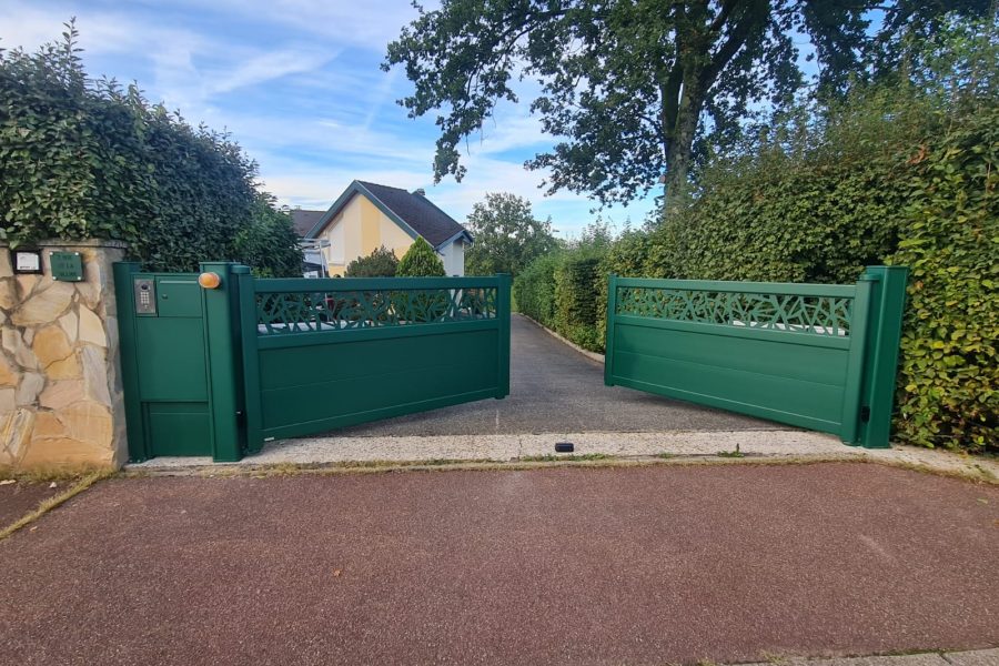 Portail battant 2 vantaux motorisés en aluminium laqué vert mousse avec motifs et soubassement plein