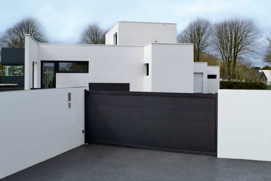 Portail coulissant motorisé en aluminium laqué gris anthracite avec panneau plein