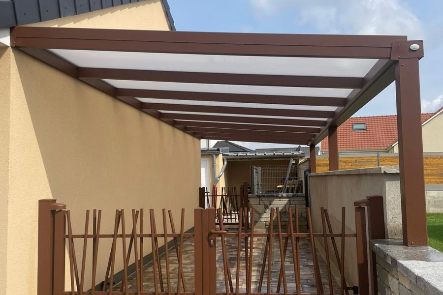 Portail en aluminium laqué avec battant 2 vantaux avec formes en bâtonnet et Carport en aluminium laqué brun avec remplissage polycarbonate 32mm