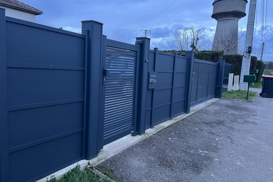 Portail et clôture en aluminium laquées gris anthracite avec portail coulissant motorisé avec lames ajourées et pleines et clôtures avec panneaux pleins