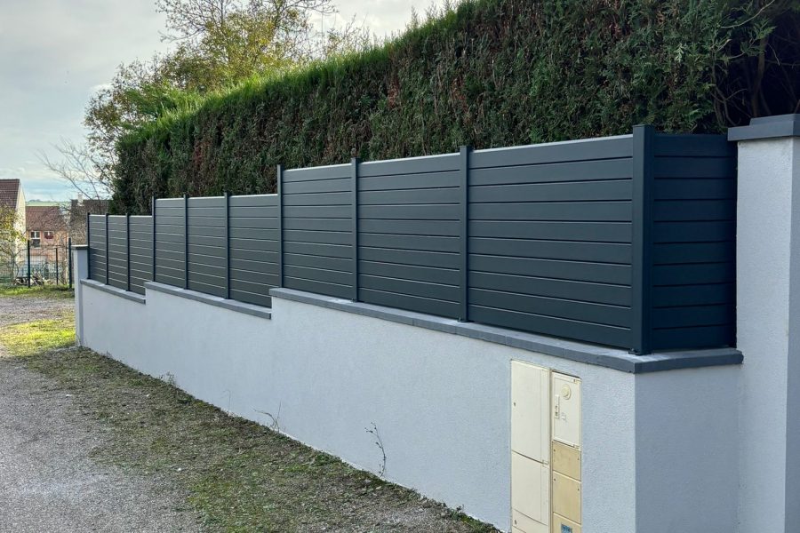 Clôture en aluminium laquée gris anthracite avec lames pleines et ajourées