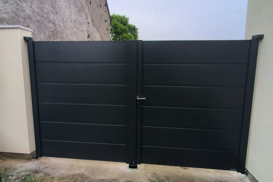 Portail en aluminium laqué noir avec 2 vantaux