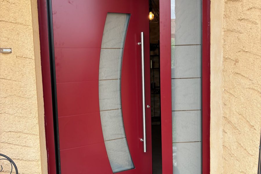 Porte d’entrée aluminium laquée rouge pourpre avec serrure 5 points barillet de sécurité isolation thermique avec hublots en forme demi lune et imposte fixe latéral vitrage securit