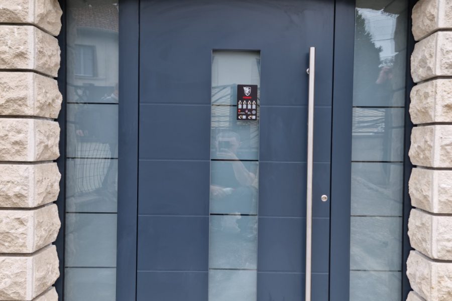 Porte d’entrée aluminium laqué Gris anthracite avec serrure 5 points barillet de sécurité avec isolation thermique barre de tirage hublots et impostes fixes latéraux vitrages sécurit
