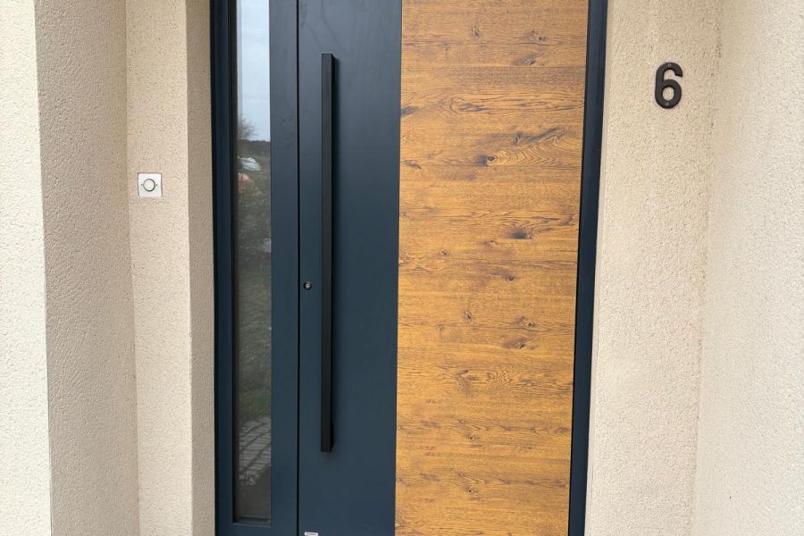 Porte d’entrée aluminium laquée Gris anthracite et chêne doré avec serrure 5 points barillet de sécurité avec isolation thermique avec barre de tirage imposte fixe latéral et vitrage securit