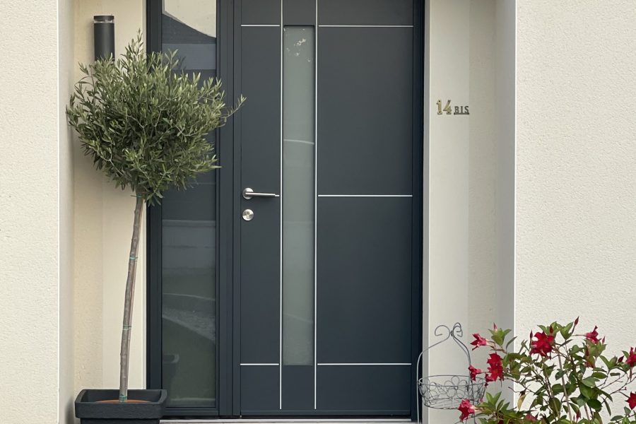 Porte d’entrée aluminium Gris anthracite extérieur et motifs géométriques blanc avec serrure 5 points barillet de sécurité avec isolation thermique avec hublots et imposte fixe latéral vitrage securit