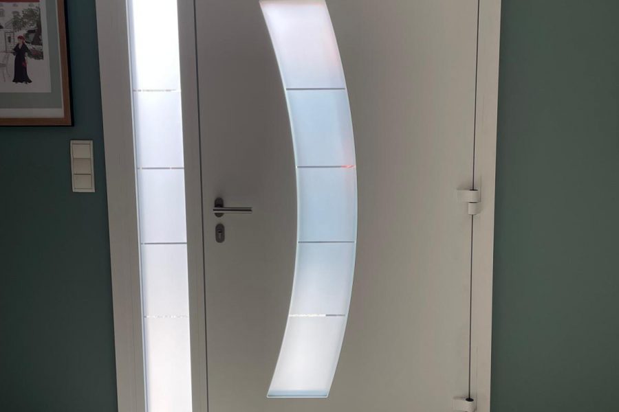 Porte d’entrée aluminium laquée Blanc intérieur avec Serrure 5 points et Barillet de sécurité avec Isolation thermique avec hublots en forme demi lune et imposte fixe latéral et vitrage securit