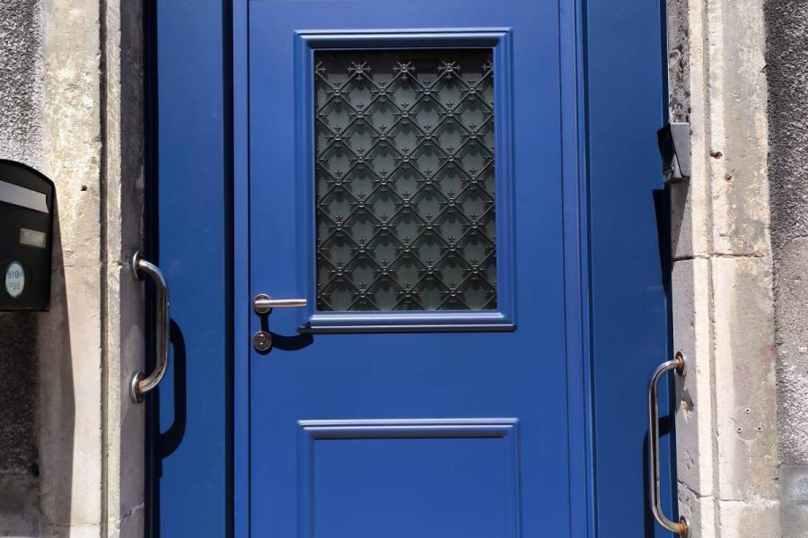 Porte d’entrée aluminium laqué Bleu extérieur et Blanc intérieur serrure 5 points barillet de sécurité et isolation thermique avec hublots vitrage motifs securit