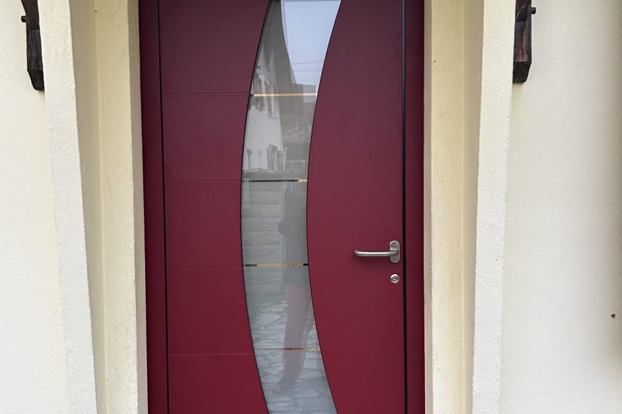 Porte d'entrée laquée rouge bordeaux avec serrure 5 points barillets de sécurité isolation thermique avec hublots en forme en demi lune