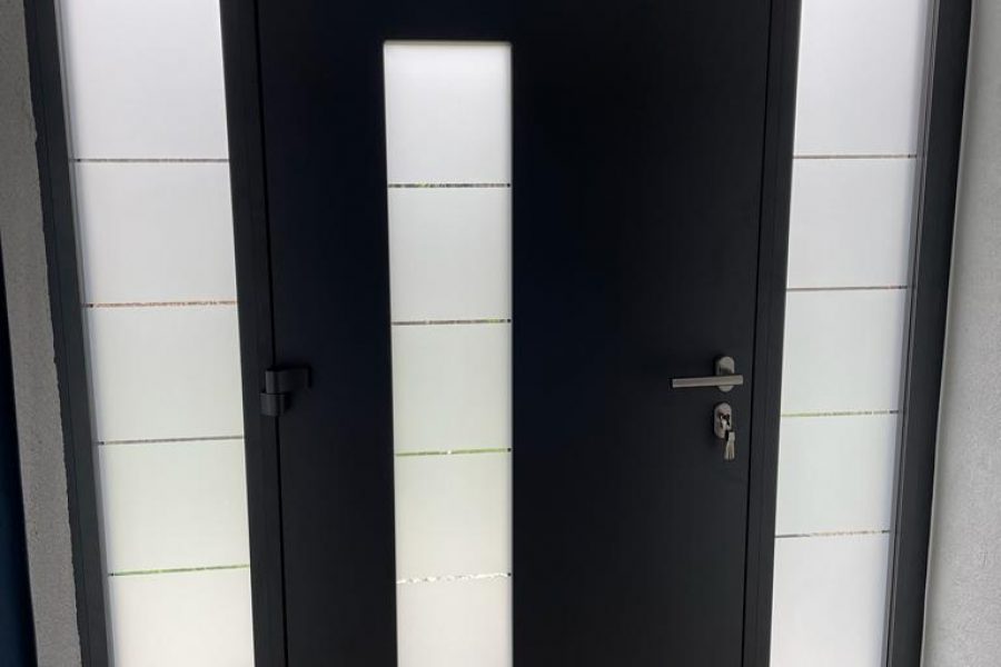Porte d’entrée aluminium laquée Gris anthracite avec serrure 5 points barillet de sécurité avec isolation thermique avec hublots et impostes fixes latéraux vitrages sécurit vue intérieure