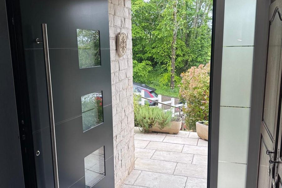 Porte d’entrée aluminium bicolor laqué Blanc intérieur et Gris anthracite extérieur Serrure 5 points Barillet de sécurité avec Isolation thermique et barre de tirage avec hublots et imposte fixe latéral vitrage securit