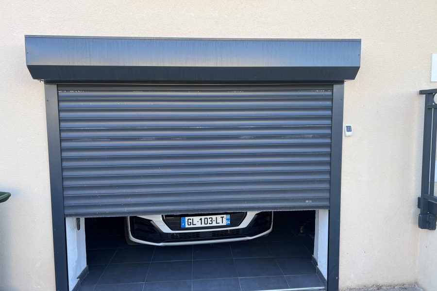 Porte de garage enroulable en aluminium laquée gris anthracite avec manoeuvre motorisée