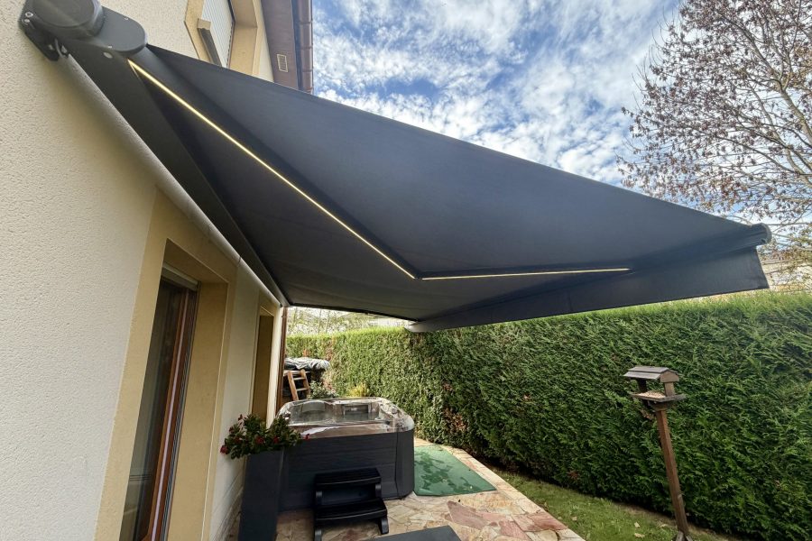 Store banne motorisés avec commande radio avec bras avec Leds intégrées avec toile grise anthracite avec ossature grise anthracite