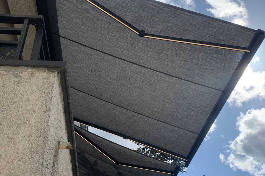 Stores bannes motorisés commande radio avec Bras avec Leds intégrées. toile Gris anthracite avec ossature Gris anthracite