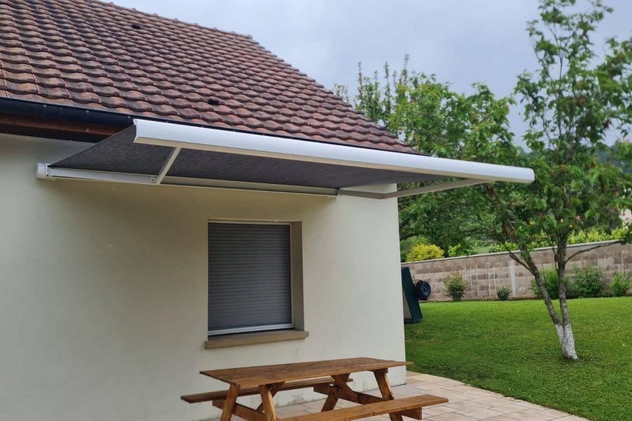 Store banne motorisé commande radio bras avec Leds intégrées toile Grise ossature blanche