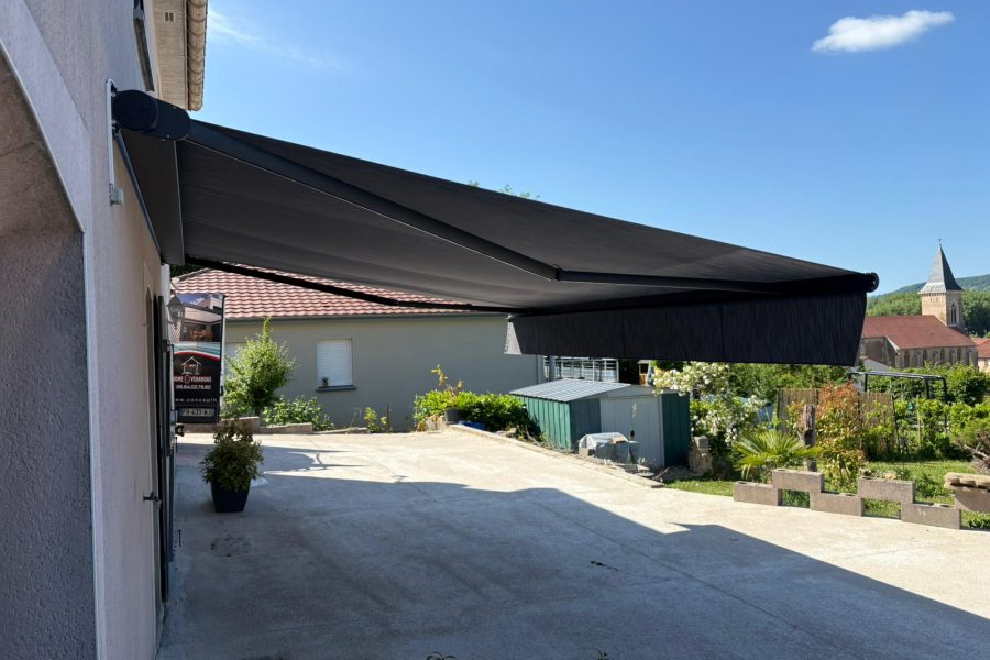 Store banne motorisé Commande radio Toile Gris anthracite Bras avec Leds intégrées. ossature Gris anthracite Avec Lambrequin.