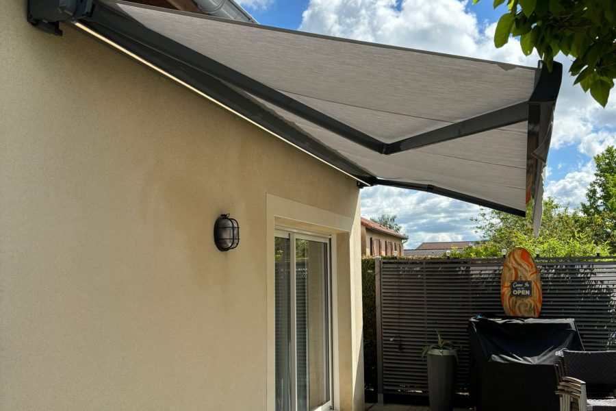 Stores bannes motorisés commande radio bras avec Leds intégrées toile Gris anthracite Ossature Gris anthracite