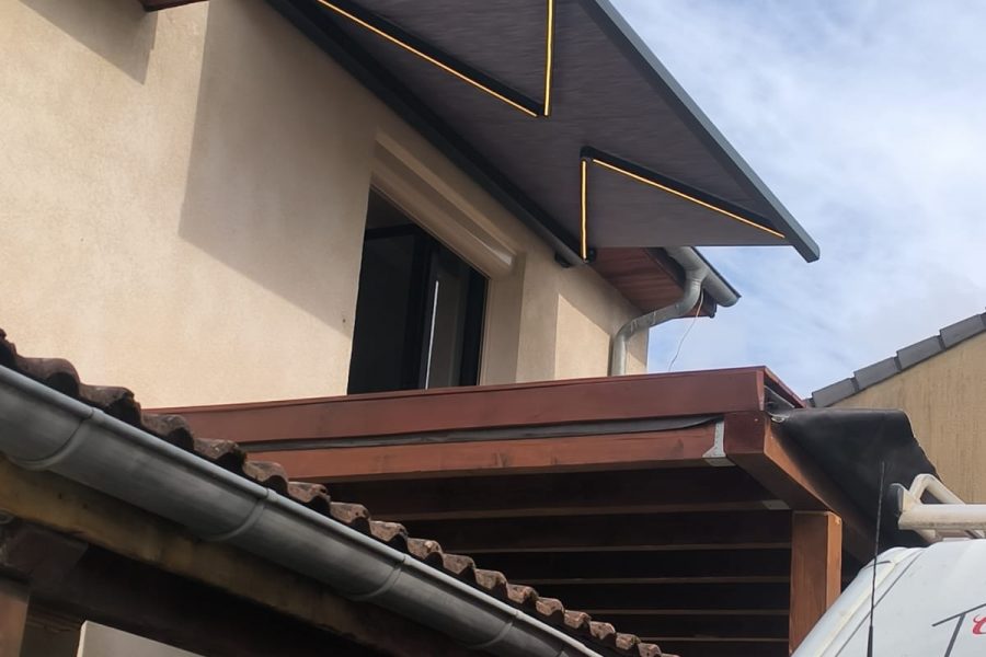 Store banne motorisé commande radio avec bras avec Leds intégrées. avec toile Gris anthracite et Ossature Gris anthracite