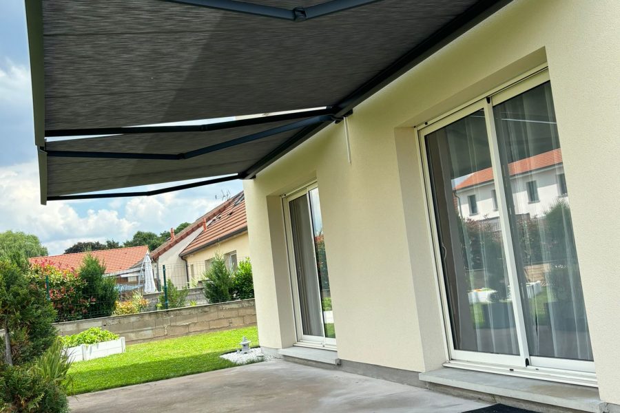 Stores bannes motorisés commande radio bras avec Leds intégrées Toile Gris anthracite ossature Gris anthracite