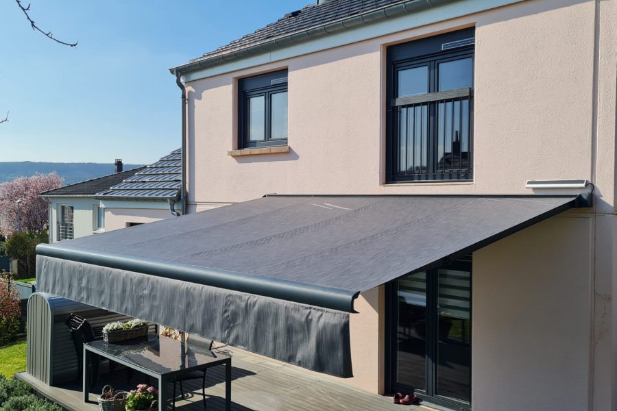 Store banne motorisé avec commande radio avec toile Gris anthracite avec bras avec Leds intégrées. et ossature Gris anthracite avec Lambrequin