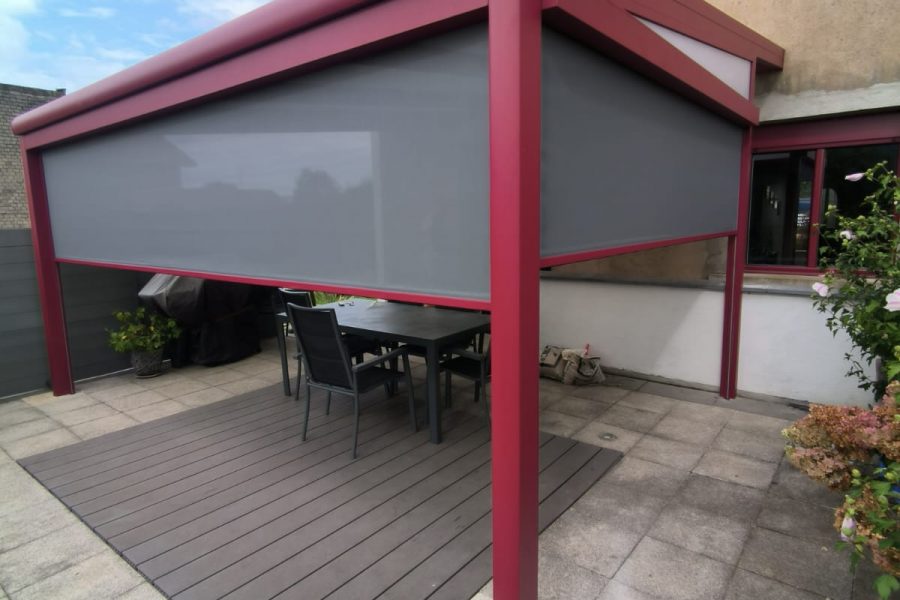 Store screen zip solaire coffre et toile gris anthracite pose sur pergola entre poteaux.