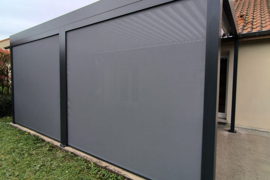 Store screen zip solaire coffre et toile Gris anthracite et pose sur pergola entre poteaux.