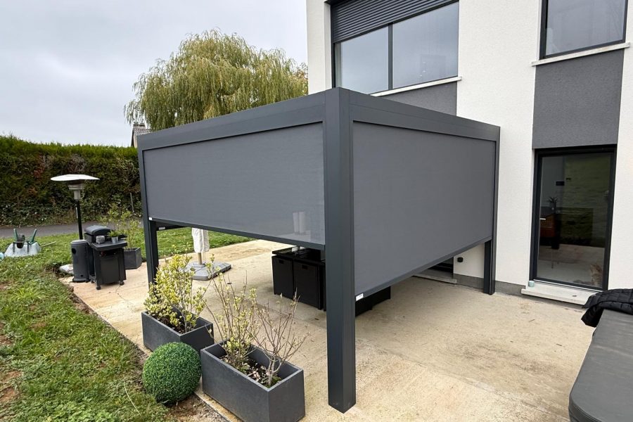 Store screen zip solaire coffre et toile Gris anthracite Pose sur pergola entre poteaux.