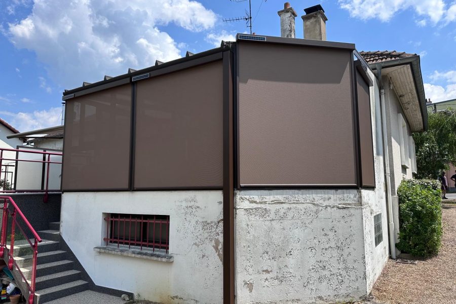 Store screen zip solaire coffre et toile brun pose sur véranda existante