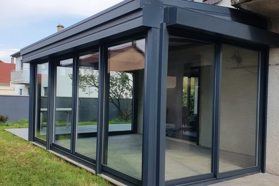 Véranda en aluminium laqué gris anthracite avec toiture en aluminium isolé 85mm blanc intérieur/ardoise extérieur