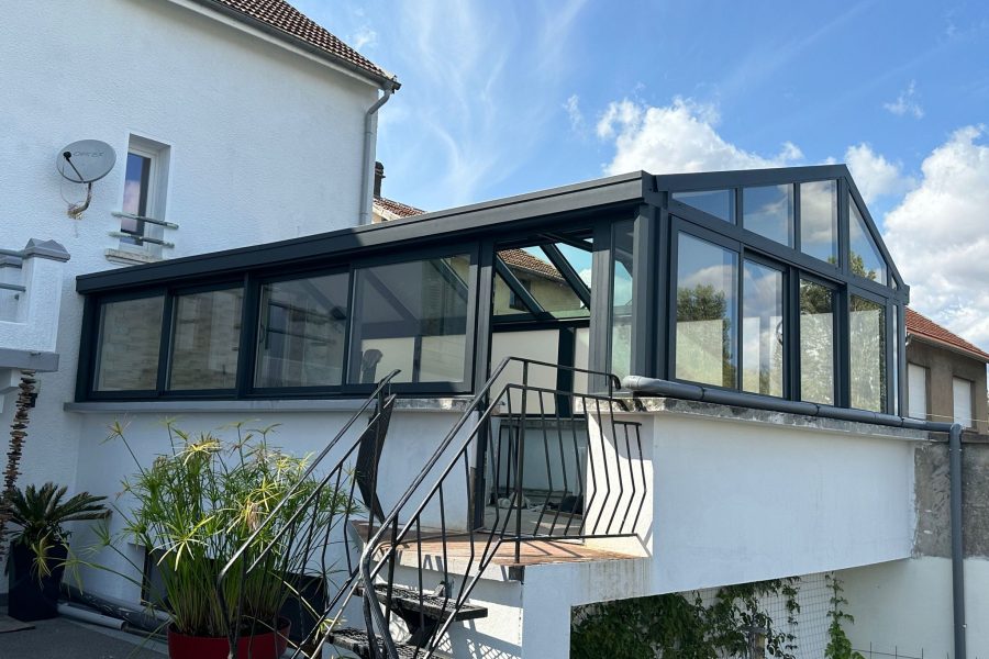 Véranda en aluminium gris anthracite avec toiture en triple vitrage 55m