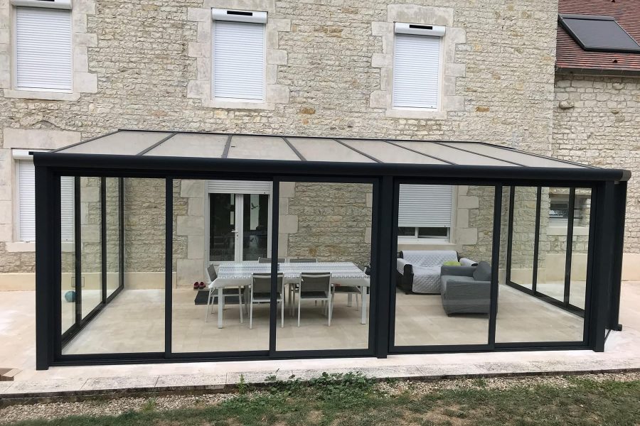 Véranda en aluminium laqué gris anthracite avec toiture polycarbonate 55 mm opale