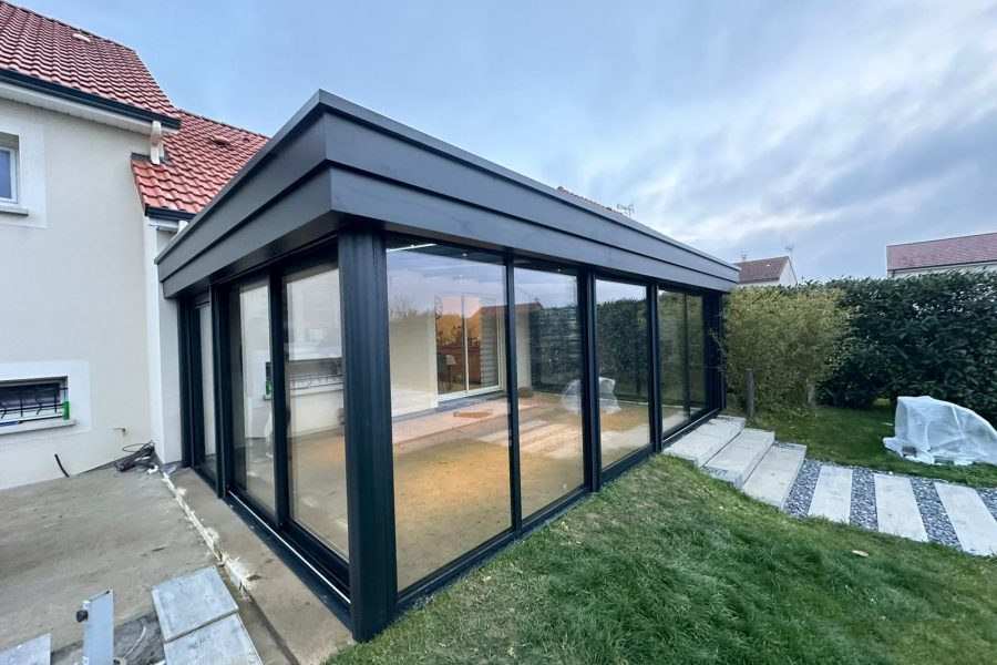 Véranda en aluminium laqué gris anthracite avec toiture en aluminium isolé 85mm blanc intérieur/ardoise extérieur