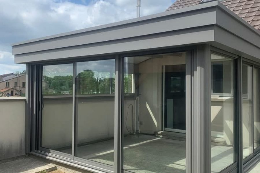 Véranda en aluminium laqué gris clair 9007 avec toiture en aluminium isolé 85mm blanc intérieur/ardoise extérieur