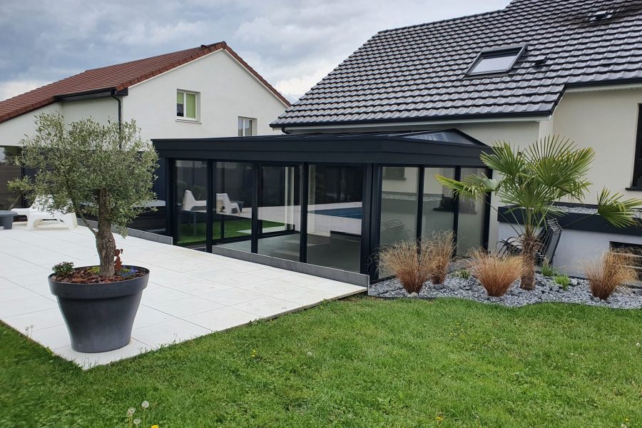 Véranda en aluminium laquée gris anthracite avec toiture en aluminium isolé 85mm blanc intérieur/ardoise extérieur