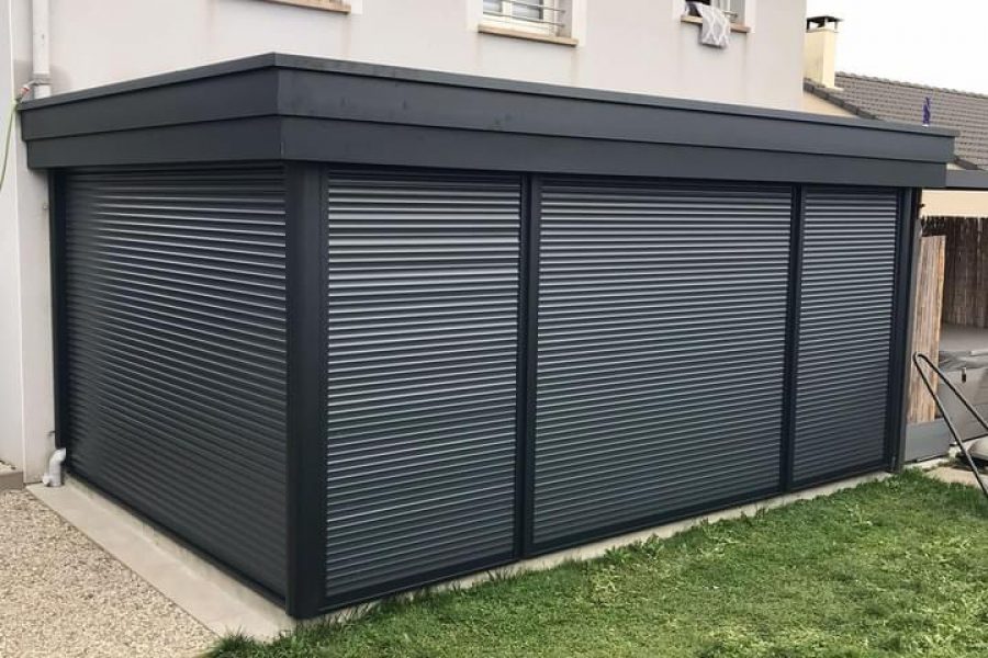 Véranda en aluminium laquée gris anthracite avec toiture en aluminium isolé 85mm blanc intérieur/ardoise extérieur avec Volets roulant motorisés intégrés laqué gris anthracite .