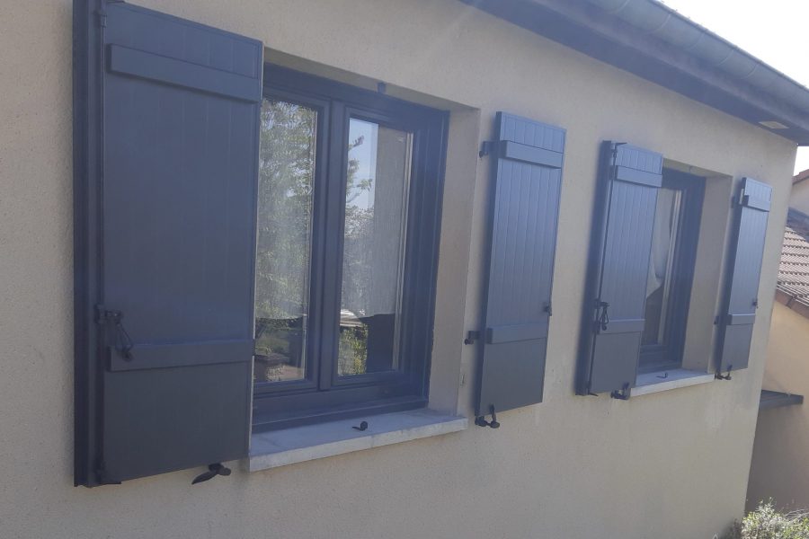 Volets battants en aluminium laqués gris anthracite