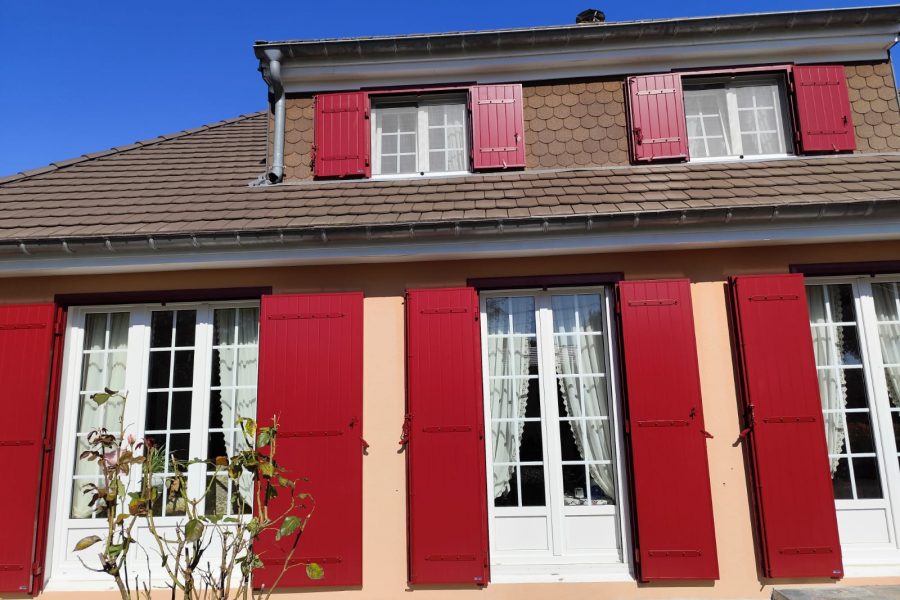 Volets battants en aluminium laqués rouges pourpres