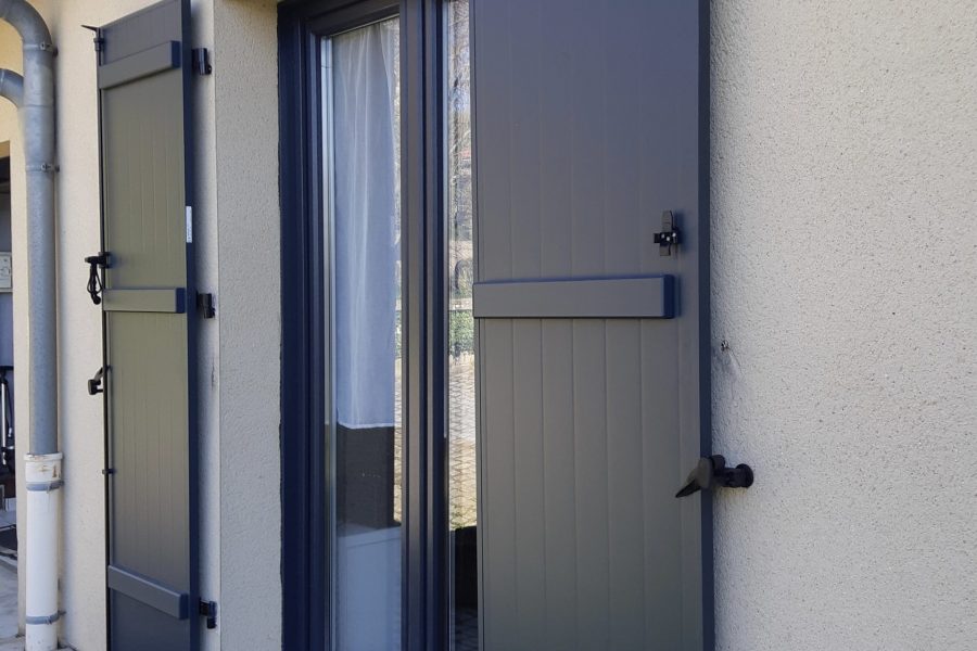 Volets battants en aluminium laqué gris anthracite avec pose sur gonds