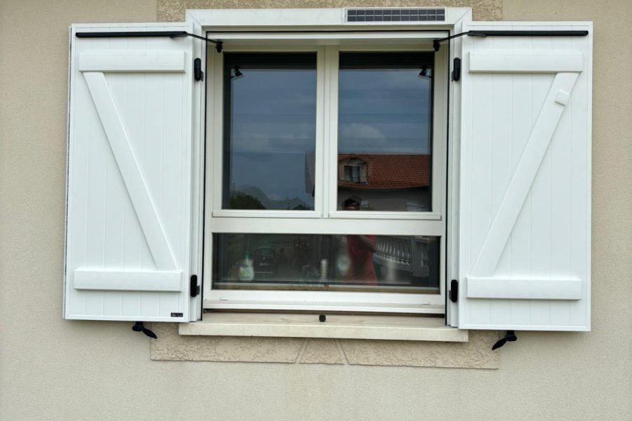 Volets battants solaires en aluminium avec pré cadre avec capteurs et motorisations solaires