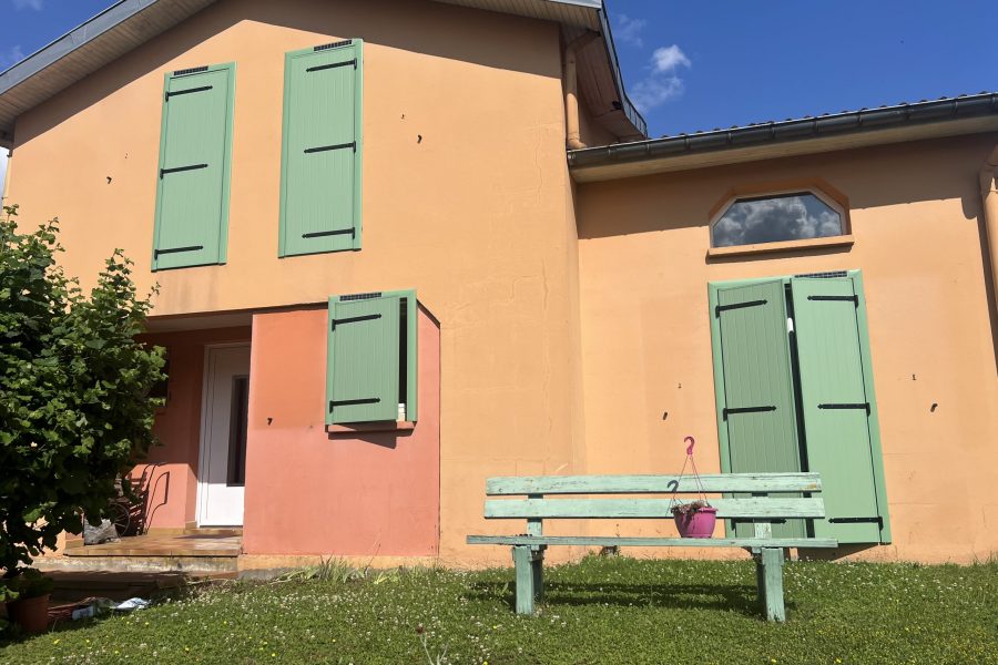 Volets battants solaires en aluminium laqué vert pâle avec pré cadre avec capteurs et motorisations solaires