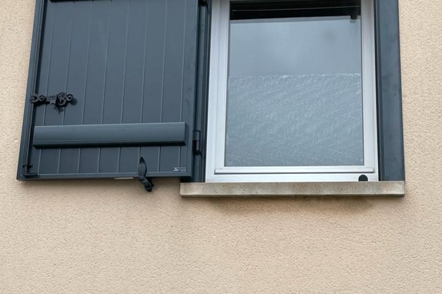 Volets battants en aluminium laqué gris terre avec pré-cadre avec crémone