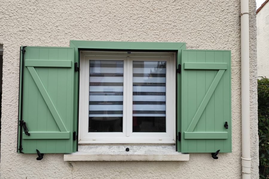 Volets battants en aluminium vert pâle avec pré cadre