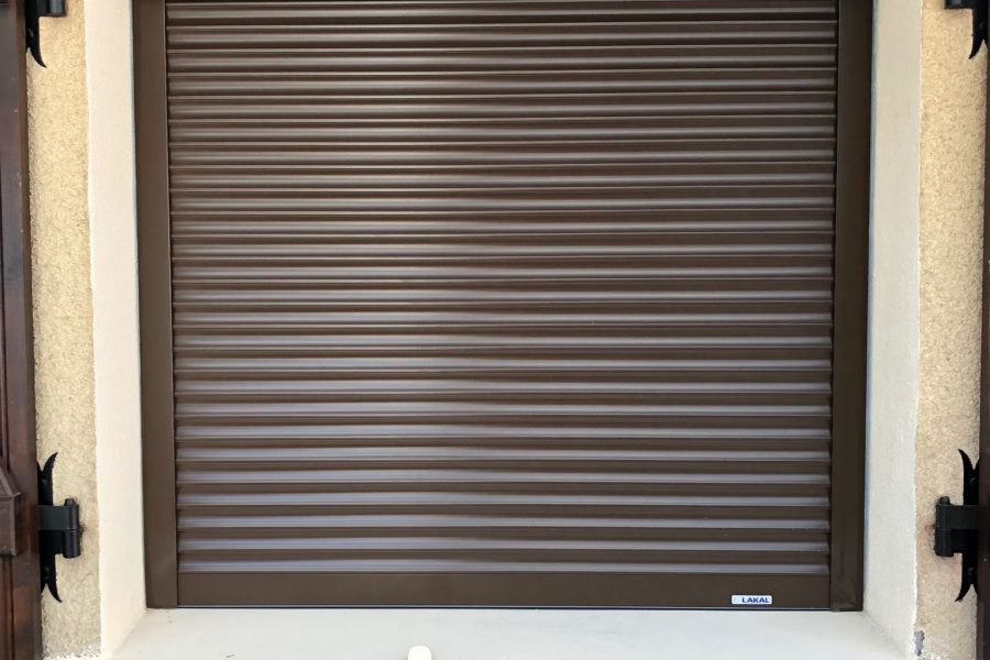Volets roulants motorisés en aluminium laqué brun chocolat avec une pose sous linteau